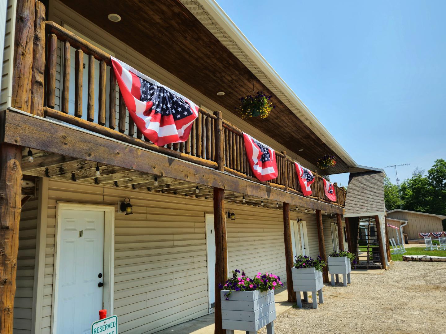 Front view of the Voyageurs Motel